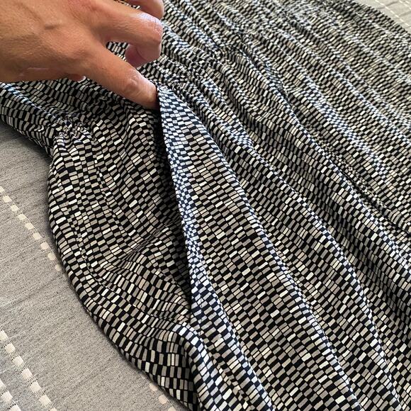 Vince 100% Silk V-Neck Dress Roll Tab Sleeves women’s Size Medium Career office - Picture 4 of 11